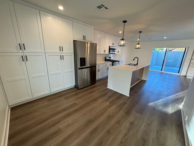 Building Photo - 10434 Baird Ave