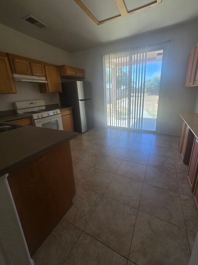 Building Photo - 3 BR 2 BA Available Now