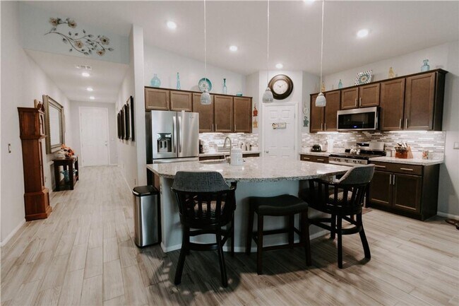 Building Photo - Single Story Home with Lush Backyard! Comi...
