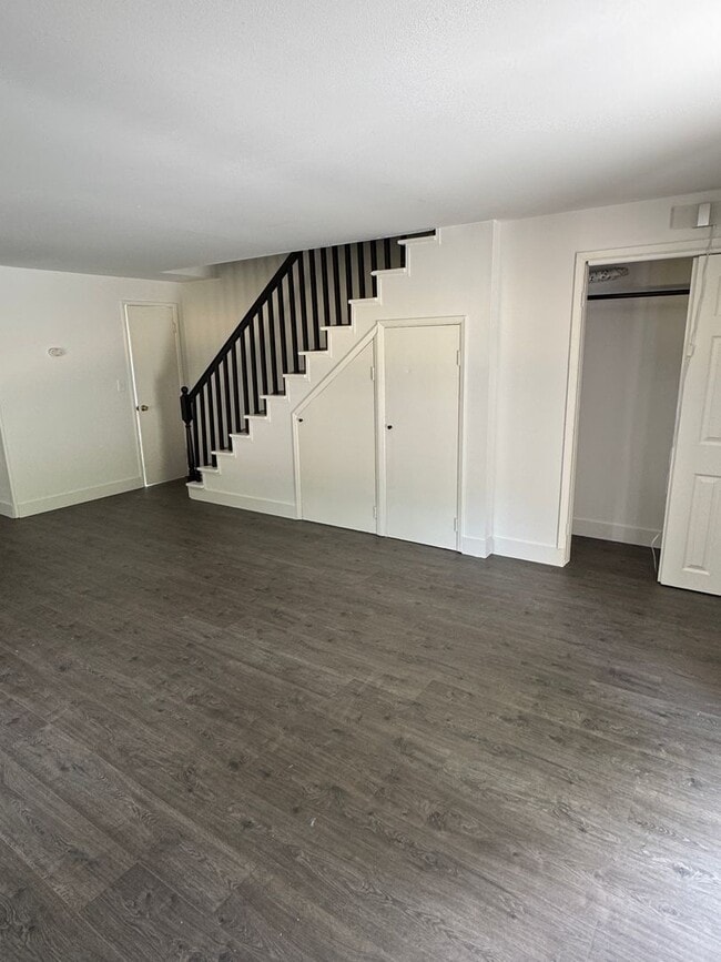 Building Photo - Spacious Two Story (2BR/1BA) Home with Lar...