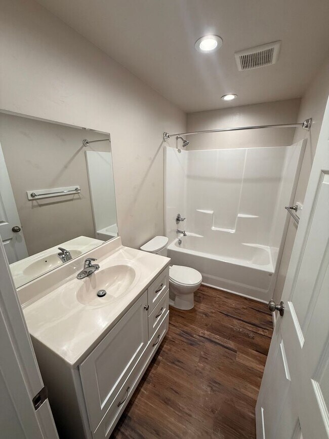 Building Photo - Spacious 3 Bedroom, 2 Bath Home with Garage & Fenced Yard!