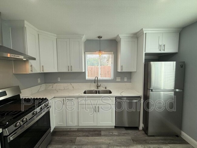 Building Photo - 805 W Yosemite Ave