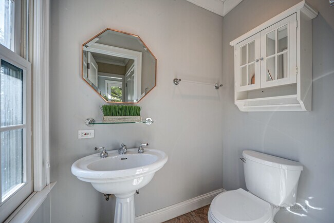 Building Photo - 662 Greenview Pl