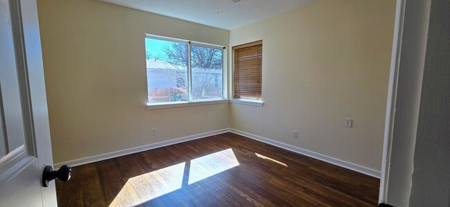 Building Photo - Sun filled Sunset Heights 3 Bed!