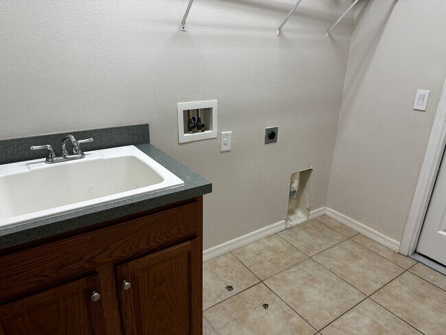 Building Photo - 5891 Trumpet St