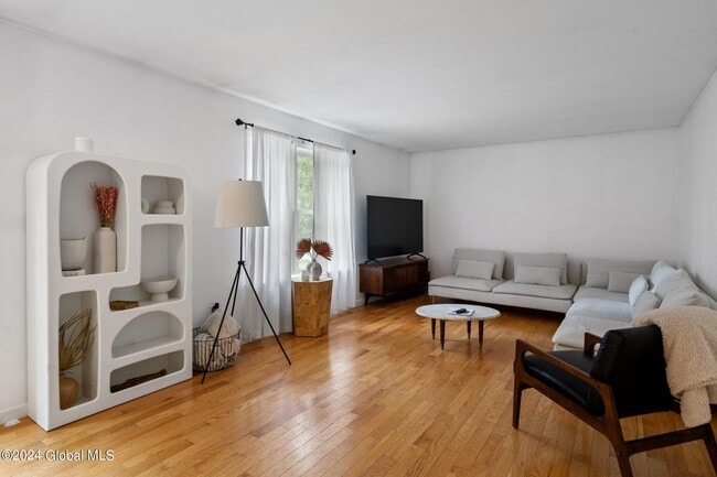 Building Photo - 9 Oxford Dr