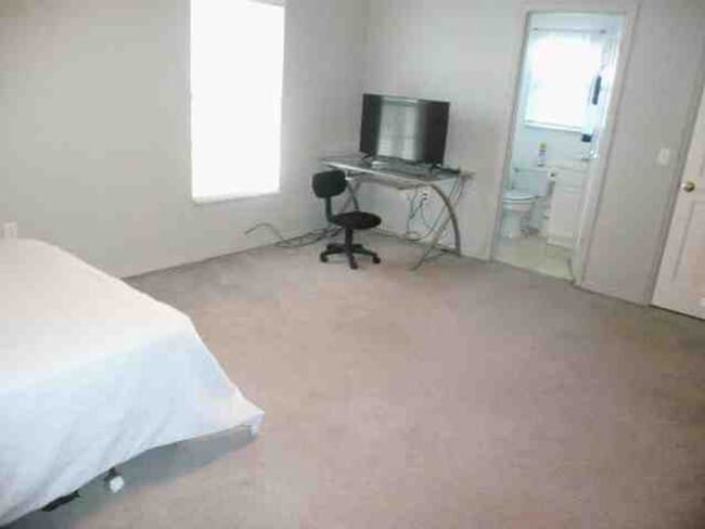 Building Photo - IDYLWILD LANE- 4 Bed/4.5 Bath Single Famil...