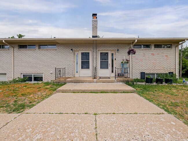 Building Photo - Peaceful Living in the Heart of White Lake
