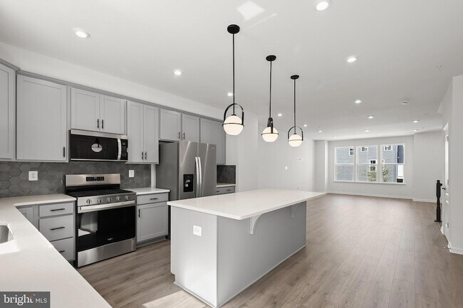 Building Photo - 643 Eastland Row