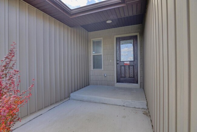 Building Photo - Available Dec 5!