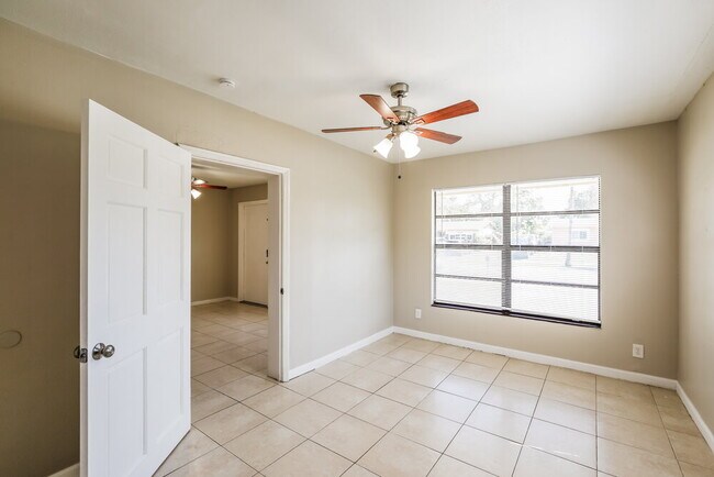 Building Photo - 841 NE 51st Ct