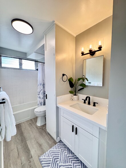 Building Photo - 722 University Ave