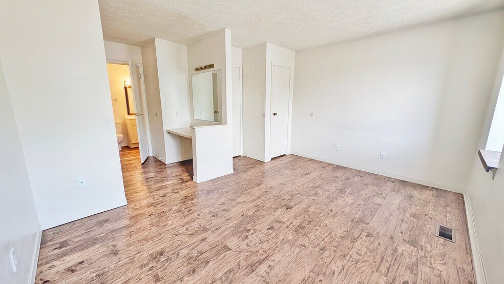 Building Photo - 503 E Graham Pl