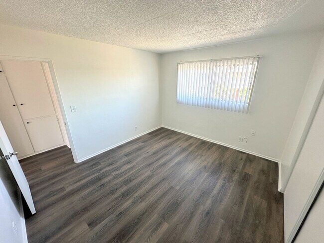 Building Photo - Nicely updated 1bd/1ba with parking included! Laundry on site!!
