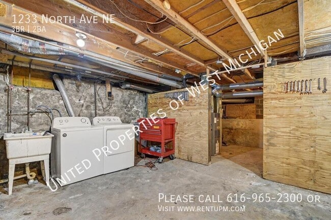 Building Photo - 1233 North Ave NE