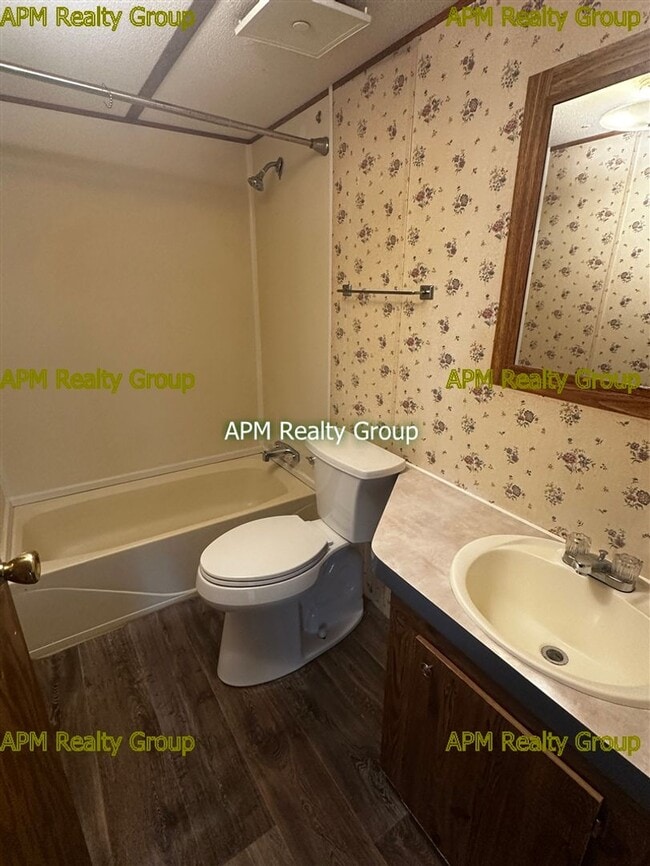 Building Photo - Private Country Feel Close to Downtown