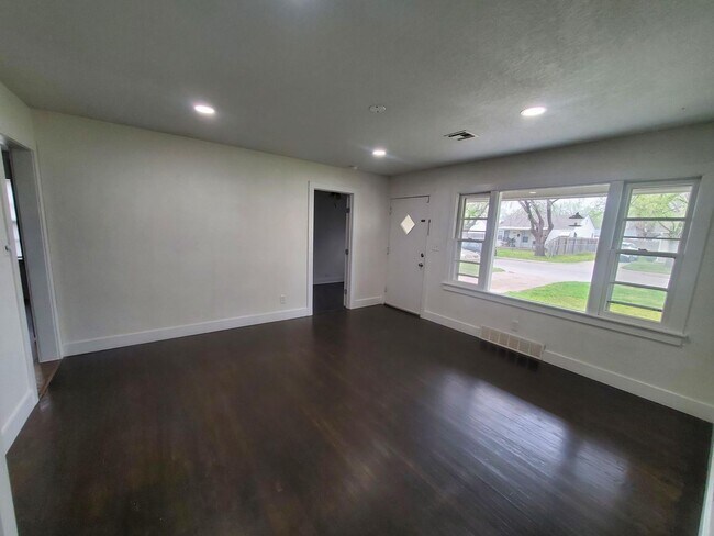 Building Photo - Free standing home just 2 blocks from Central and Mclean