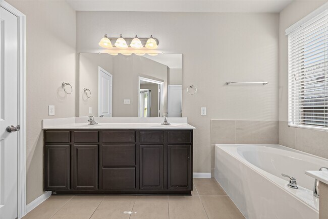 Building Photo - 9718 Justin Ridge Ln