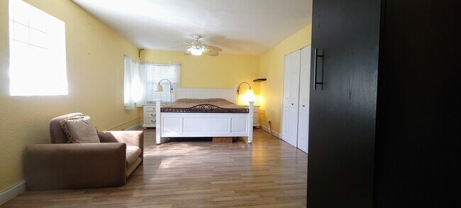 Building Photo - 400 Sunset Dr