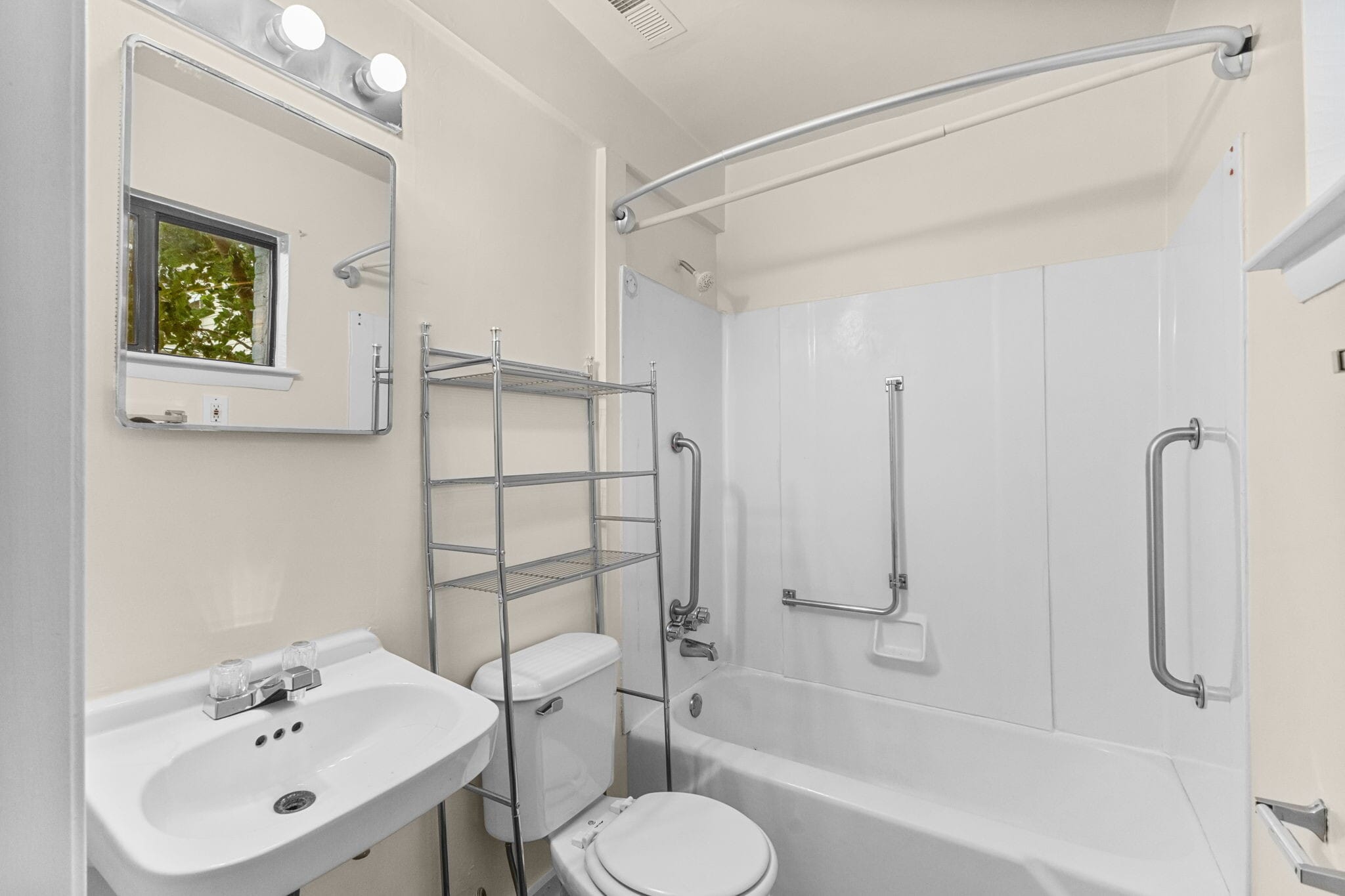 Building Photo - 483 W Ocean View Ave