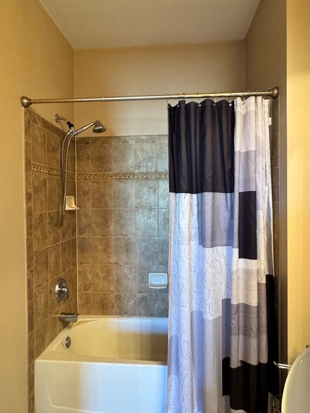 Full bathroom - 813 Deluca Rd