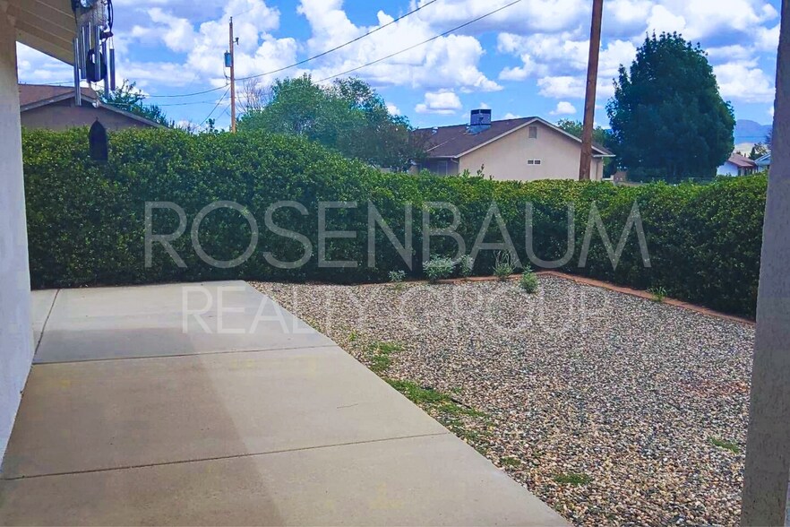 Building Photo - Charming 3-bedrooms, 2-baths home nestled ...