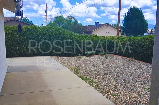 Building Photo - Charming 3-bedrooms, 2-baths home nestled ...