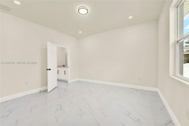 Building Photo - 2910 Flora Ave N