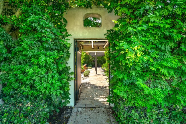 Building Photo - 839 N Avenida Olivos
