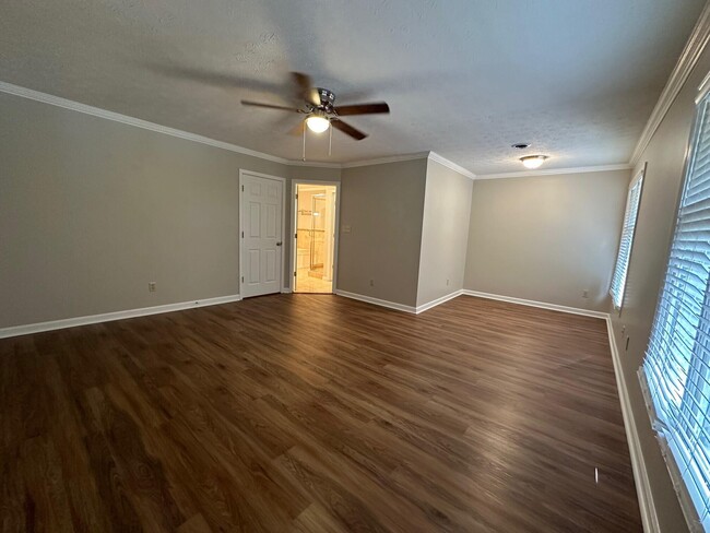 Building Photo - 3505 Lakeside Ct
