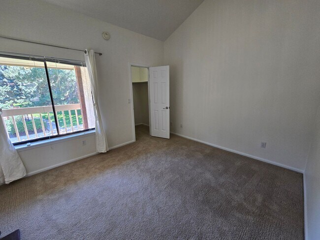 Building Photo - Beautifully Renovated, Top Floor, 2 Bedroom 2 Bath East Boulder Condo for Rent!
