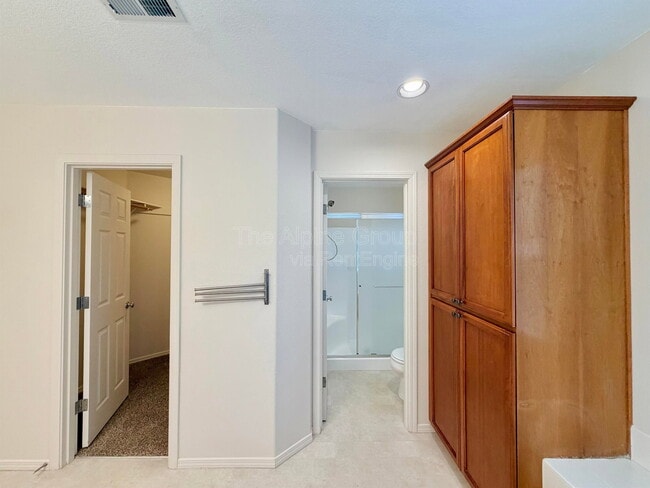 Building Photo - 958 SE Roundelay St