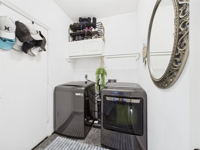 Building Photo - 203 Las Brisas St