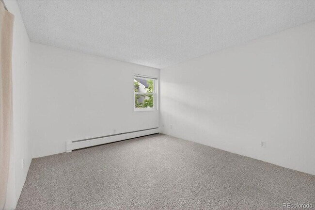Building Photo - 1400 Golden Cir