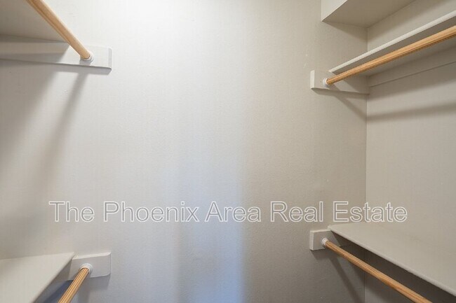 Building Photo - 522 E Balboa Dr