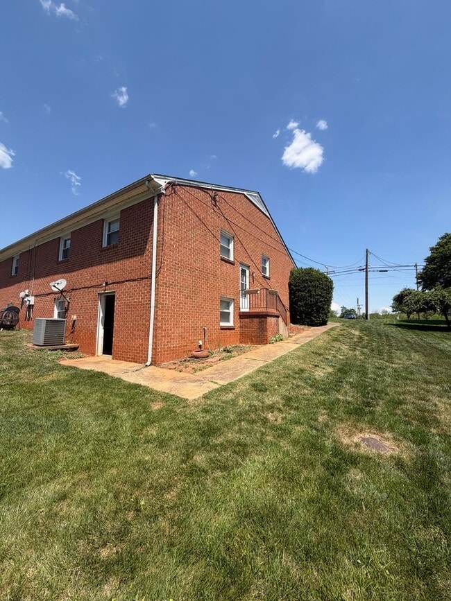 Building Photo - 919 Sandusky Dr