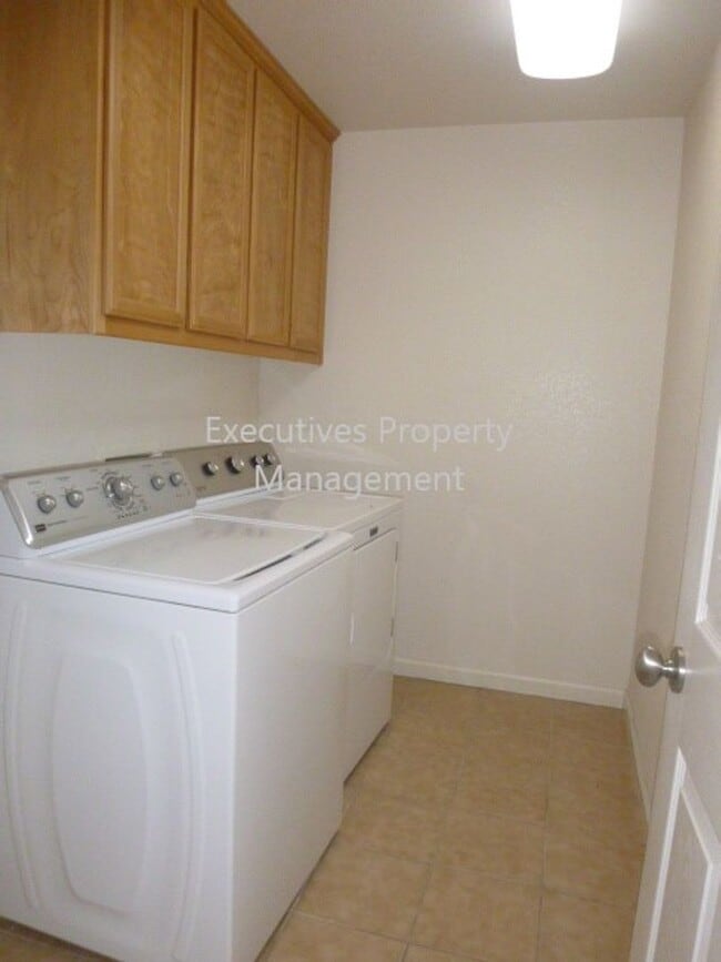 Building Photo - 717 Round Hill Dr