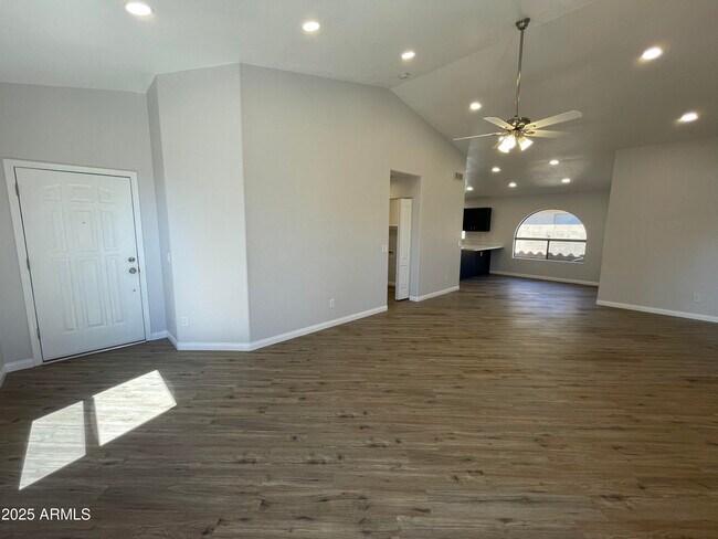 Building Photo - 841 E Lovegrass Dr