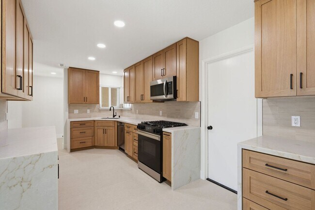 Building Photo - Flexible 5-Bedroom Home with BRAND NEW Designer Upgrades