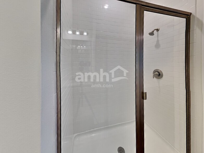 Building Photo - 2450 Ixora Ct