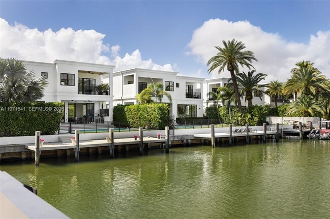 Building Photo - 885 NE 76th St