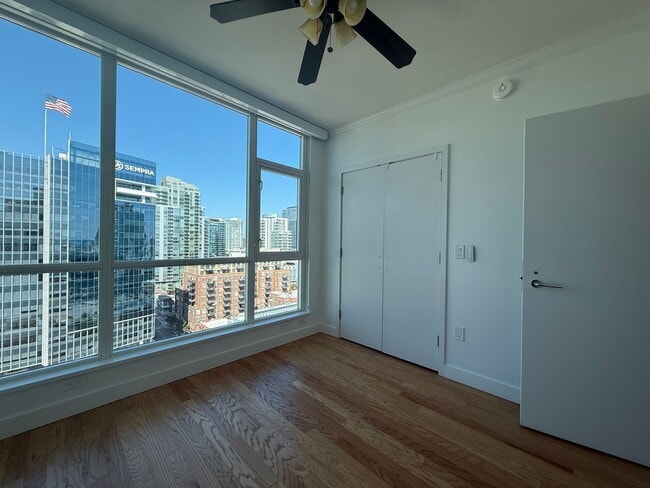 Building Photo - Upscale 2 Bed 2 Bath with Floor-to-Ceiling Windows and Stunning City Views