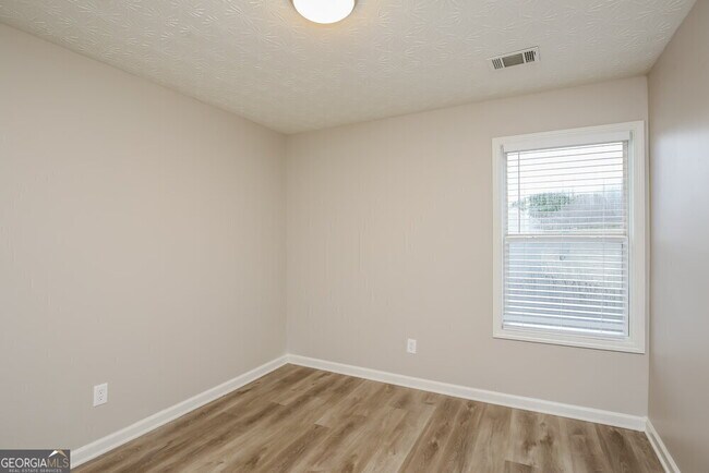 Building Photo - 422 Marsh Lake Rd SE