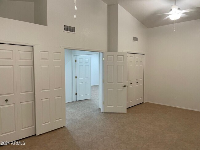 Building Photo - 839 E Meadow Ln