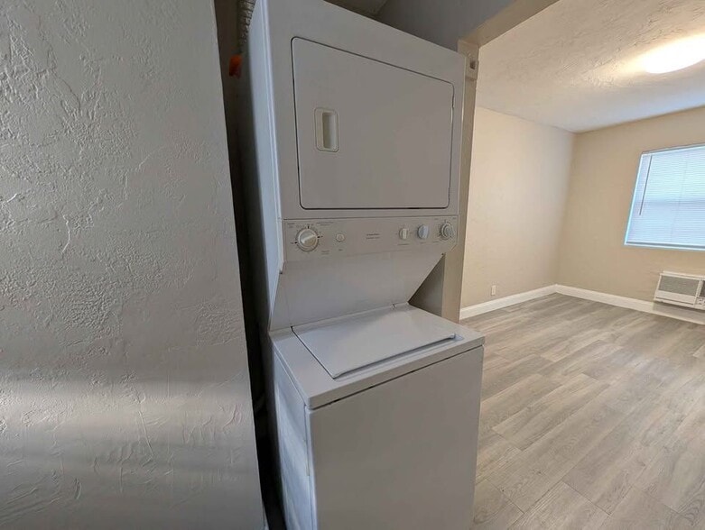 Building Photo - 2300 Douglas St