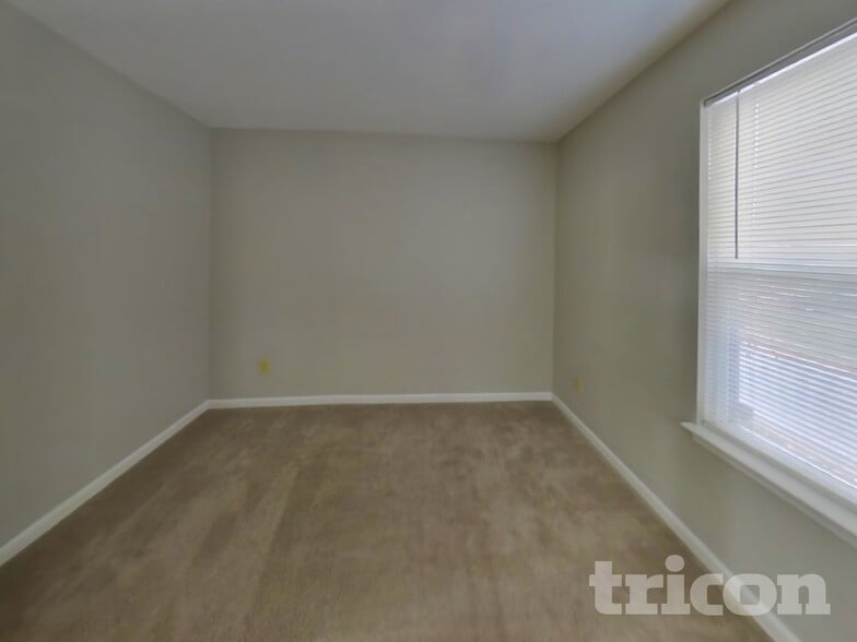 Building Photo - 1296 Edgewater Dr