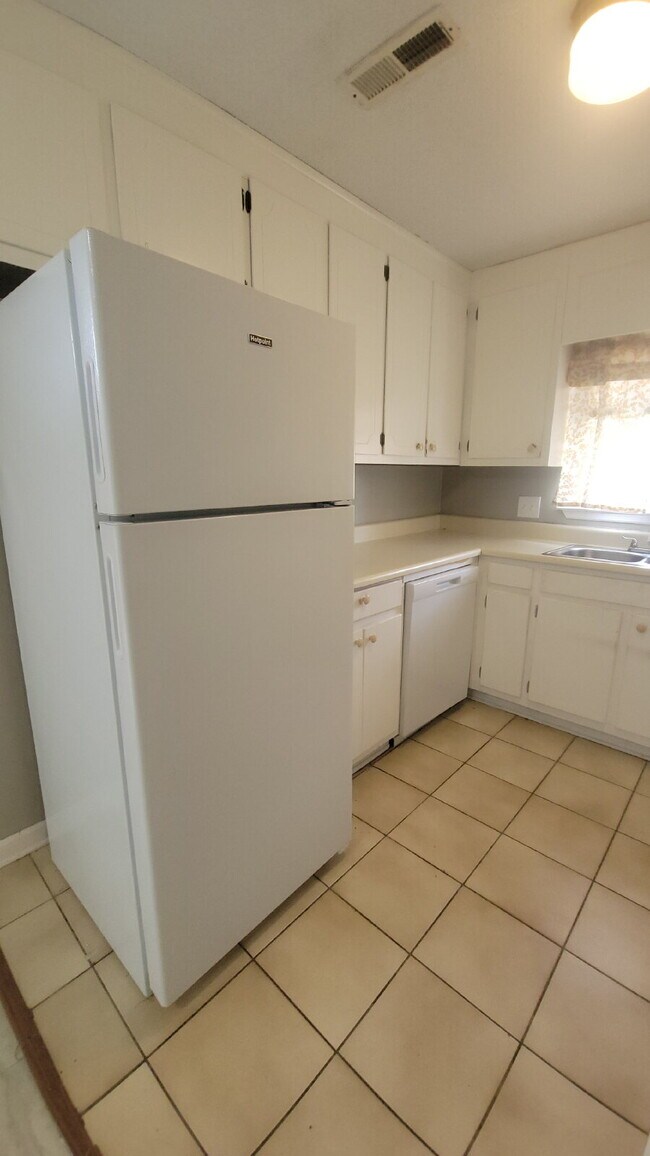 Building Photo - "Charming 2-Bed, 2-Bath Haven in Huntsville – Your Perfect Retreat Awaits!"