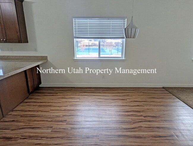 Building Photo - 4 Bed, 2 Bath, HVAC