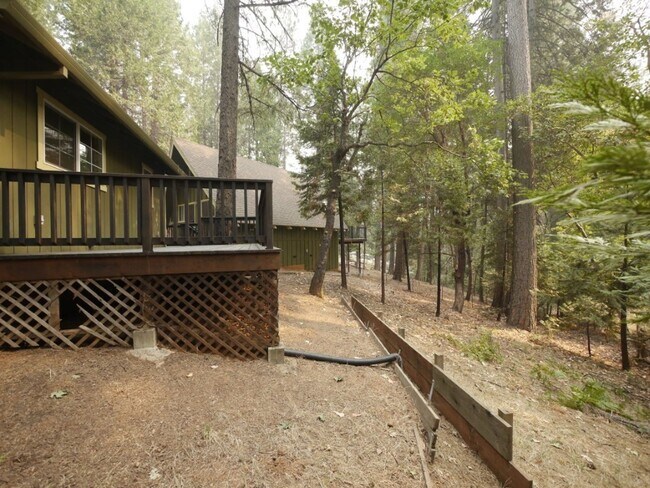 Building Photo - 16870 Alpine Dr