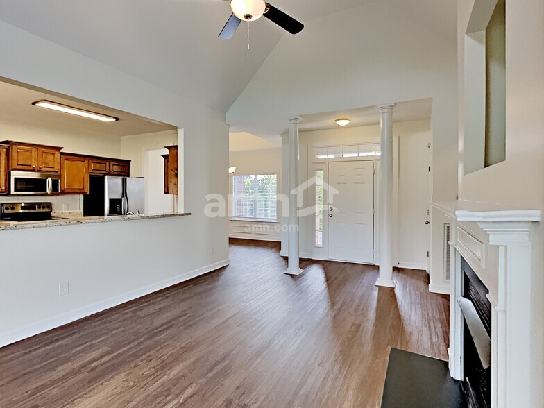 Building Photo - 563 Summit Way